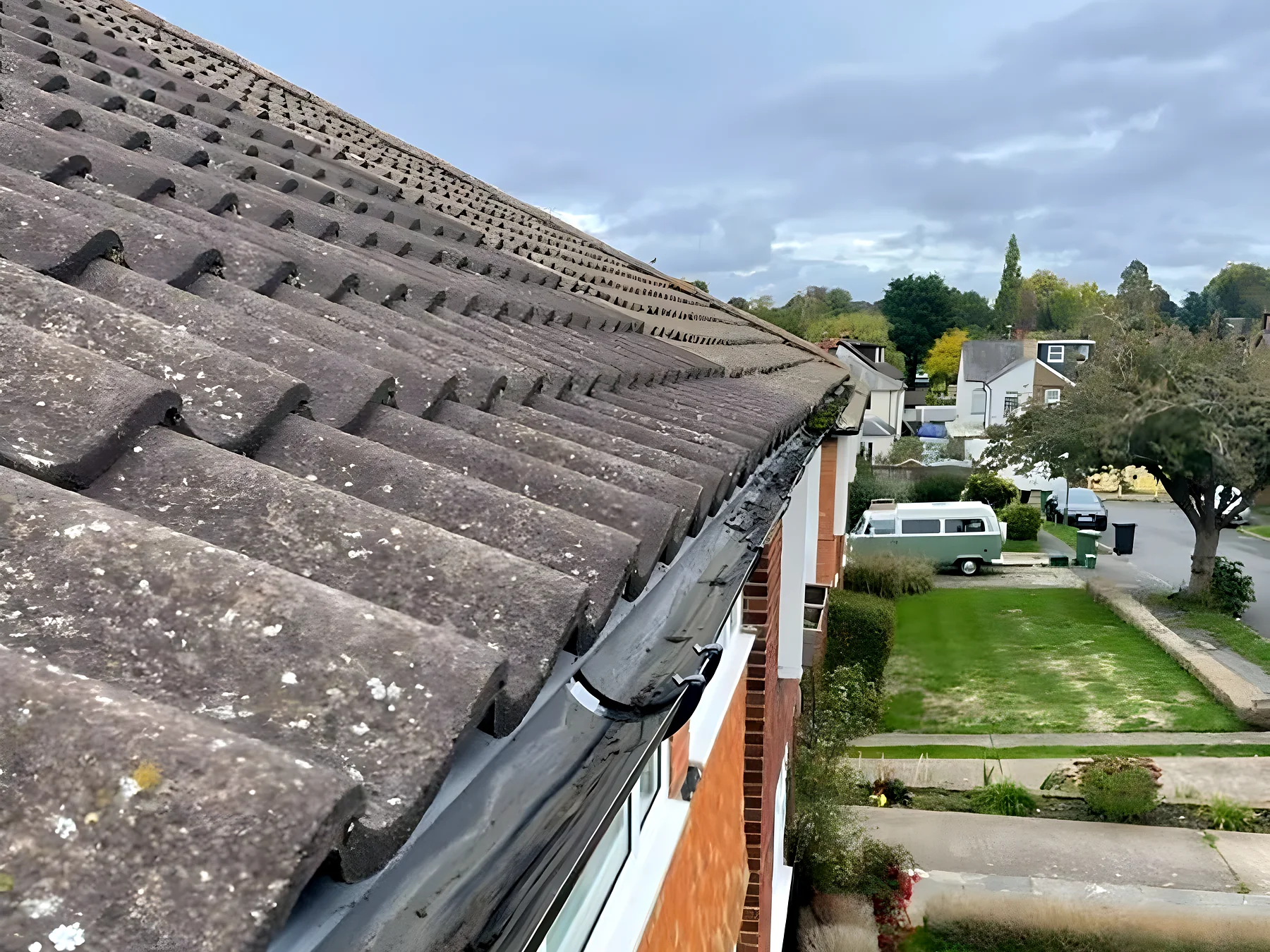 An old roof edge and gutter before the work